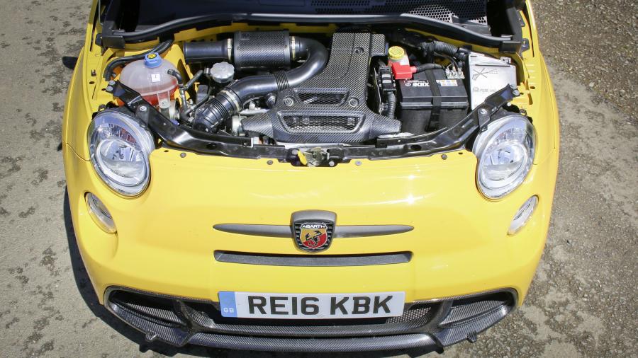 Моторный отсек Abarth 695 Biposto Record (312) 2015 года  (UK) (фото 12 из 31)